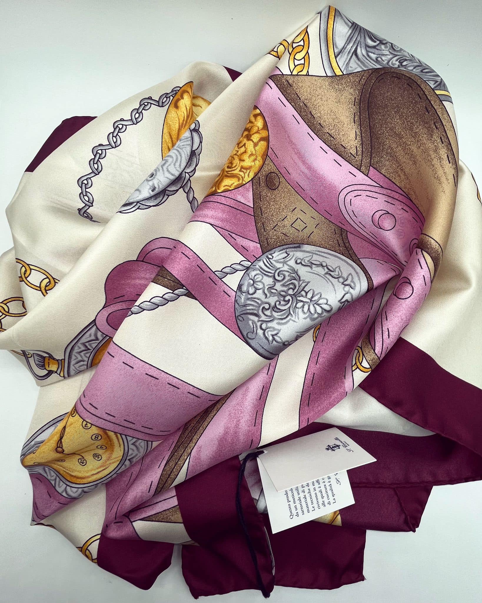 Foulard Salvatore Comella con motivi decorativi e bordo bordeaux