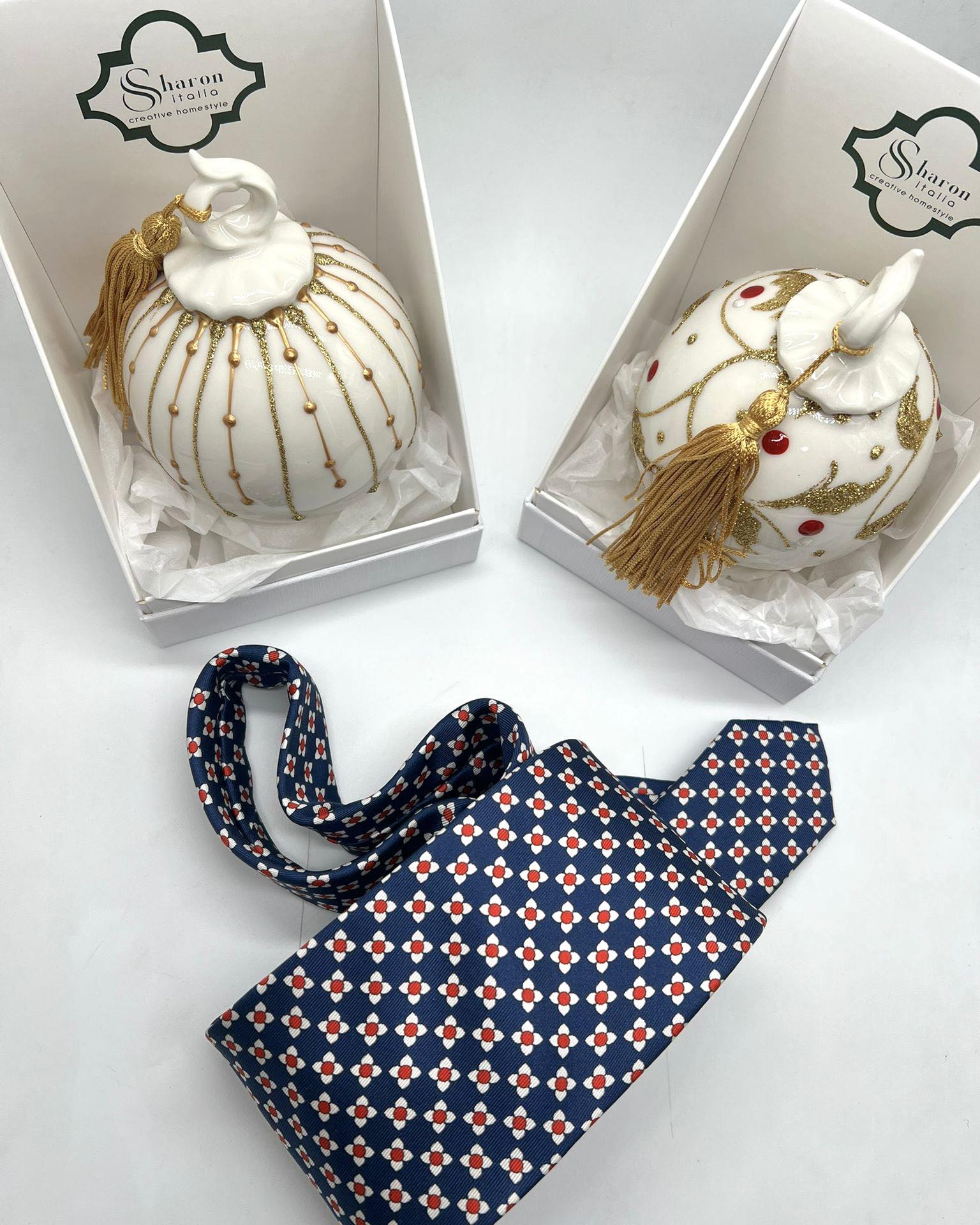 Cravatta fantasia Salvatore Comella accanto a una creazione in ceramica di Capodimonte