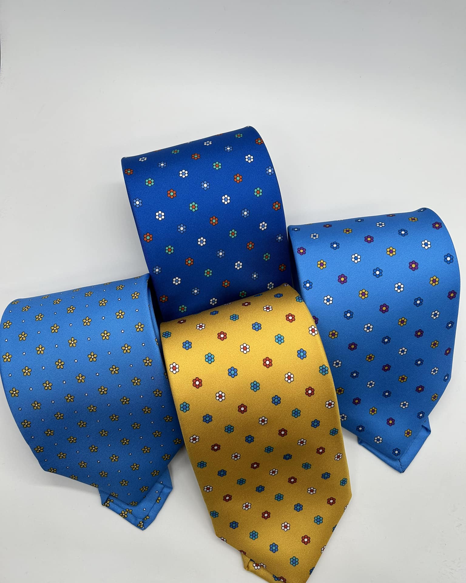 Cravatte Salvatore Comella in giallo e blu con microfantasie colorate