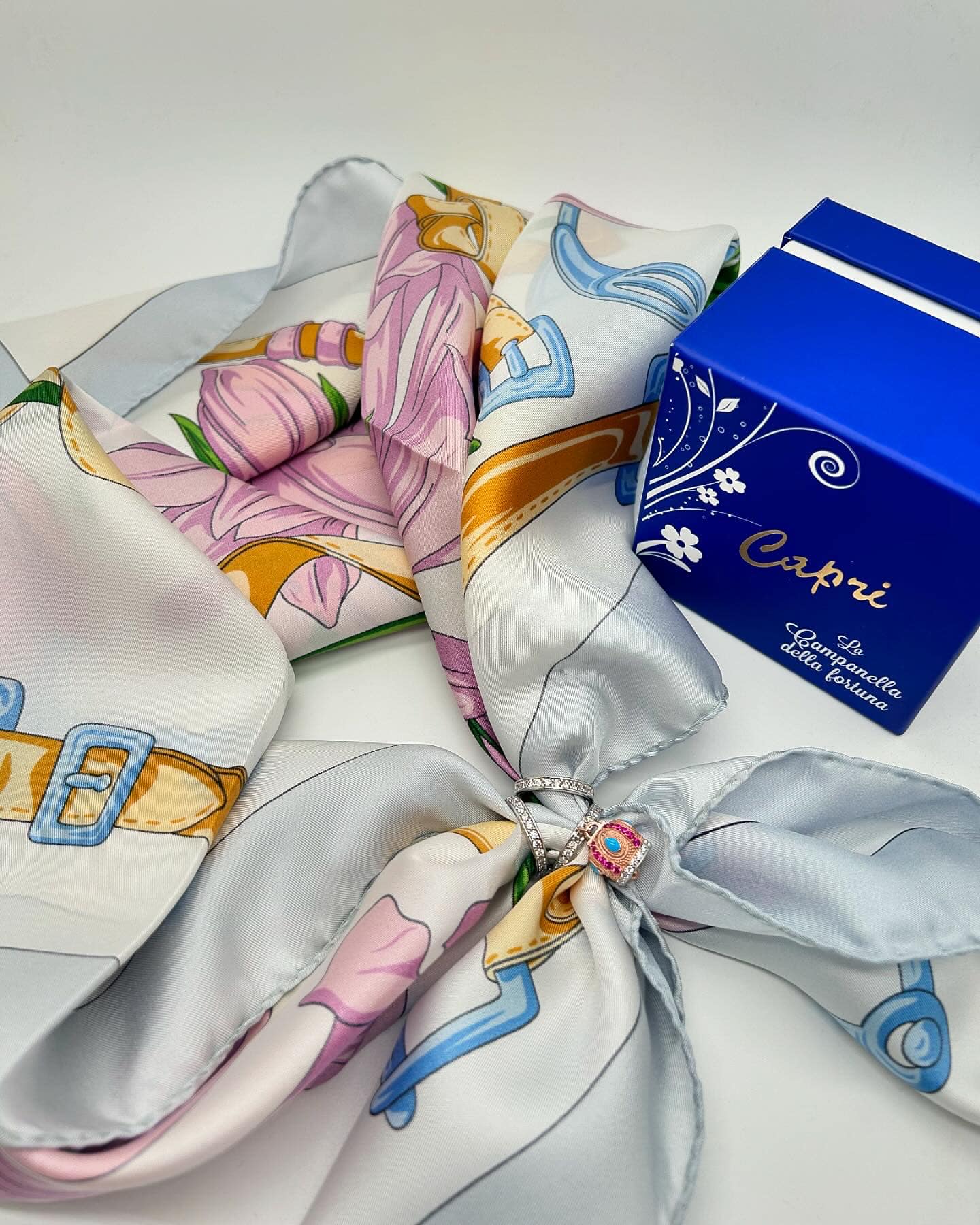 Foulard Salvatore Comella in seta con gioiello Capri